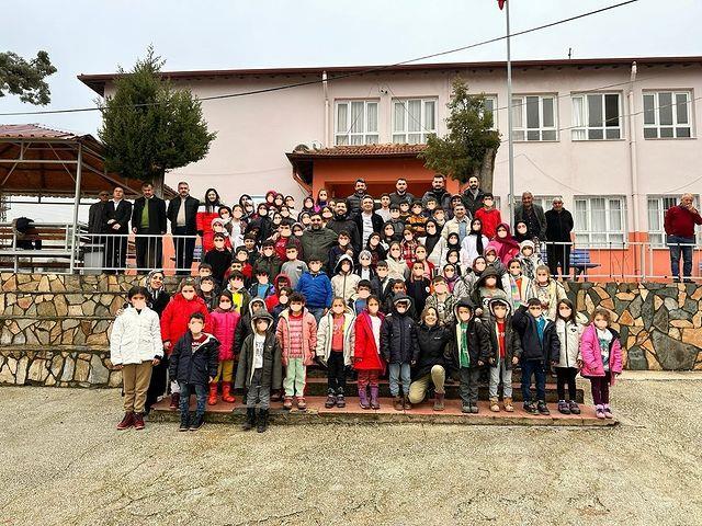 Cavo ekibi, kışlık kıyafet desteği sunmak üzere bu sene Hatay, Eğribucak Köyü İlkokulundaydı
